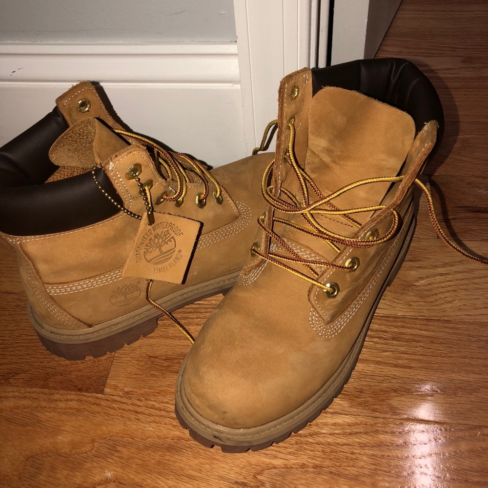 Authentic timberlands, 100% condition no wear🖤